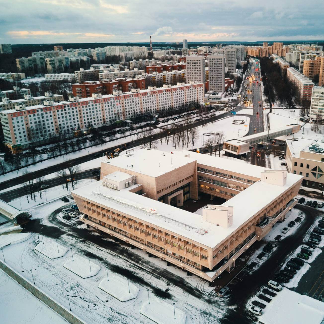 Центр советской микроэлектроники, квадратное здание с колодцем